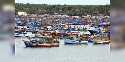 ராமேஸ்வரம் மீனவர்கள் வேலைநிறுத்தம்: 4 கோடி வர்த்தகம் பாதிப்பு