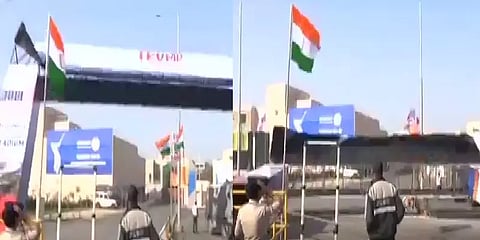 அடித்த காற்றில் சரிந்து விழுந்த ட்ரம்ப் வருகைக்கான அலங்கார வளைவு!