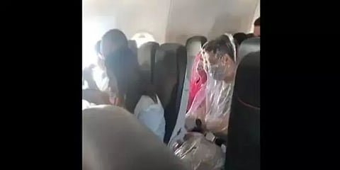 கொரோனாவுக்குப் பயந்து பிளாஸ்டிக் கவரை சுற்றிக்கொண்ட பயணிகள் - வைரல் வீடியோ