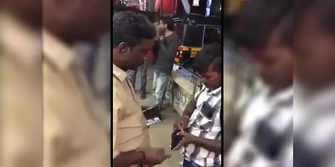 அப்பாவி கூலித் தொழிலாளியை தாக்கும் ஆட்டோ டிரைவர் - வைரலான வீடியோ