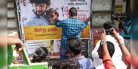 ‘பாரம்’ படத்திற்காக போஸ்டர் ஒட்டிய இயக்குநர் மிஷ்கின்