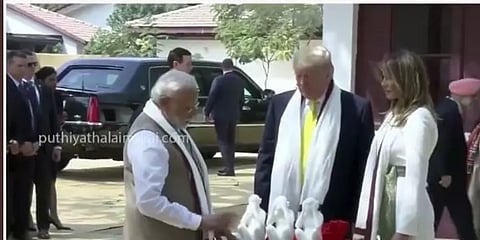 “முன்னாடி வந்து பாருங்க” - ட்ரம்ப்புக்கு குரங்கு பொம்மைகளை விளக்கிய பிரதமர் மோடி