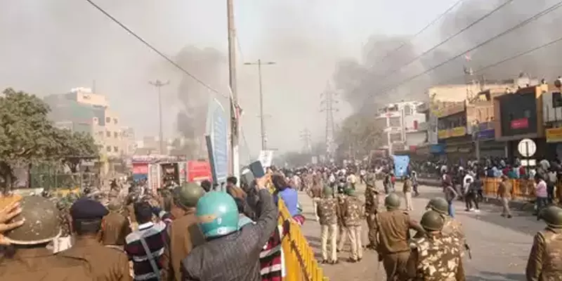 டெல்லியில் வன்முறை: காவலர் உயிரிழப்பு