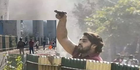 டெல்லி வன்முறையில் துப்பாக்கியை நீட்டி போலீசாரை மிரட்டும் இளைஞர் - வீடியோ