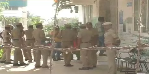 3 மாதங்கள் காத்திருந்து கைவரிசை காட்டிய கொள்ளையர்கள் : பல்லடம் வங்கியின் பகீர் பின்னணி!