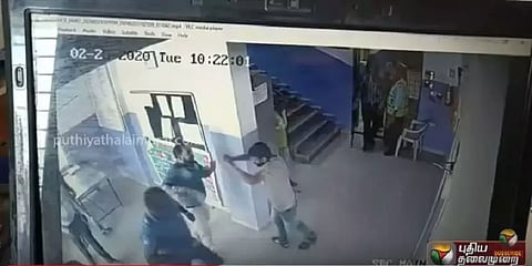 மினிவேன் ஓட்டுநர், கிளீனரை சரிமாரியாகத் தாக்கிய சுங்கச் சாவடி ஊழியர்கள்..!