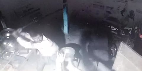 கடை மூடிய பின்பும் மது கேட்டு டாஸ்மாக் ஊழியரை தாக்கிய இளைஞர்