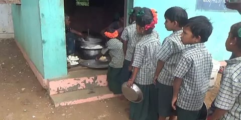 அரசுப் பள்ளி மாணவர்களுக்கு தரமற்ற சத்துணவு : அமைப்பாளர் சஸ்பெண்ட்