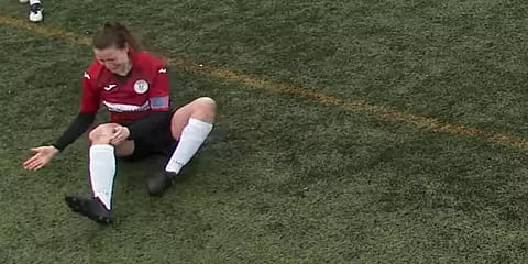 மைதானத்தில் விலகிய மூட்டை கையால் அடித்து நேர்ப்படுத்திய வீராங்கனை (வீடியோ)