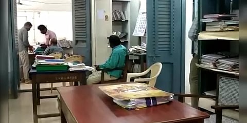 இறப்பு சான்றிதழ் வழங்க லஞ்சம் - வருவாய் அலுவலக உதவியாளர் கைது