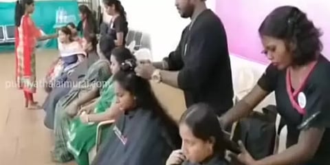 புற்றுநோயாளிகளுக்காக தலைமுடி தானம் : ஆர்வத்துடன் பங்கேற்ற கல்லூரி மாணவிகள்