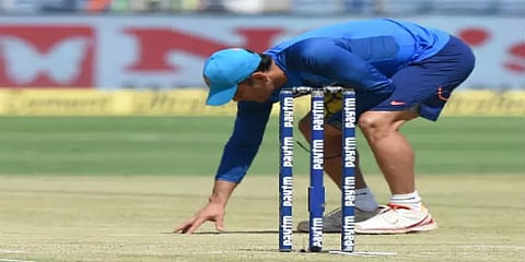 பிட்சில் ரோலரை இயக்கும் தோனி - வைரலான வீடியோ..!