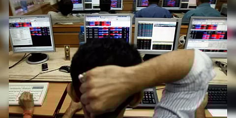 கொரோனா எதிரொலி? : இந்திய முதலீட்டாளர்களின் பங்கு மதிப்பு 5 லட்சம் கோடி சரிவு