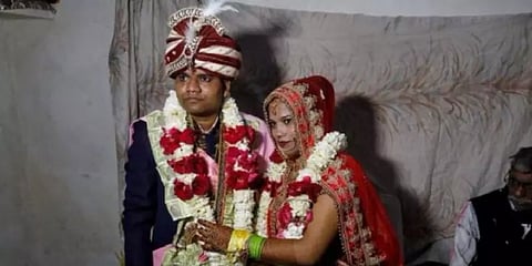 வன்முறைக்கு நடுவே இஸ்லாமியர்கள் பாதுகாப்புடன் நிகழ்ந்த இந்துப் பெண்ணின் திருமணம்..!