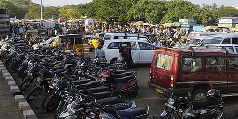 பார்க்கிங் உதவியாளர் பணிக்கு விண்ணப்பித்த ஏராளமான பொறியியல் பட்டதாரிகள்..!