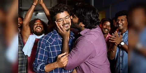 விஜய் கன்னத்தில் தன் பாணியில் முத்தமிட்ட விஜய் சேதுபதி