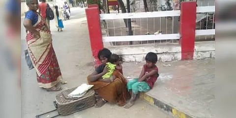 குழந்தைகளுடன் கணவரை தேடித் திரிந்த மனைவி : சாலையில் மயங்கி விழுந்த பரிதாபம்