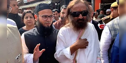 “அரசின் இழப்பீடு போதுமானதாக இல்லை” - டெல்லியில் ஸ்ரீஸ்ரீ ரவிசங்கர் நேரில் ஆய்வு