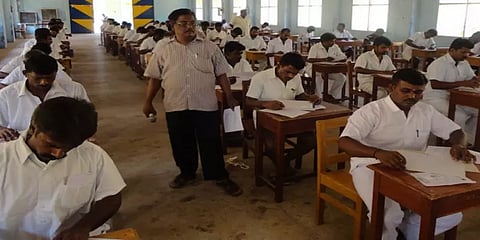 பொதுத் தேர்வை எழுதும் சிறைவாசிகள் !