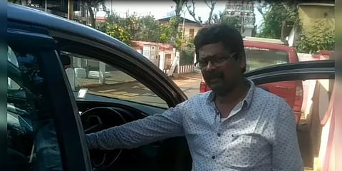 காரைக்கால் வந்த தெலங்கானா அமைச்சரின் உறவினர் : கார் கண்ணாடியை உடைத்து கொள்ளை