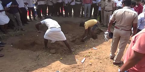 உடலில் காயங்கள் இருந்ததால் சந்தேகம்..! புதைக்கப்பட்ட சடலத்தை தோண்டி பிரேத பரிசோதனை