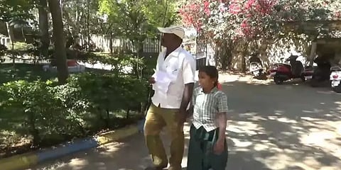 பள்ளிக்கழிவறையை கைகளால் சுத்தம் செய்ய சொன்னதாக புகார்: மனித உரிமை ஆணையம் நோட்டீஸ்