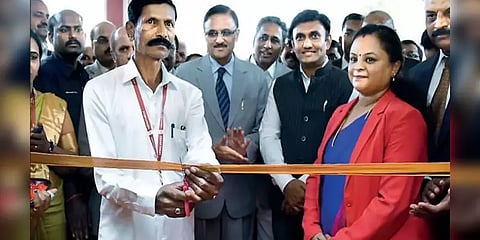 கடைநிலை ஊழியரை அழைத்து நீதிமன்றக் கட்டடத்தை திறக்க வைத்த நீதிபதி..!