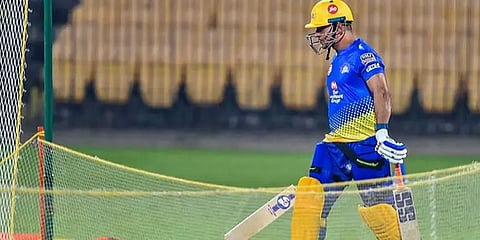 அதிர்ந்த சேப்பாக்கம்.. மாஸ் எண்ட்ரி கொடுத்த தோனி: வீடியோ