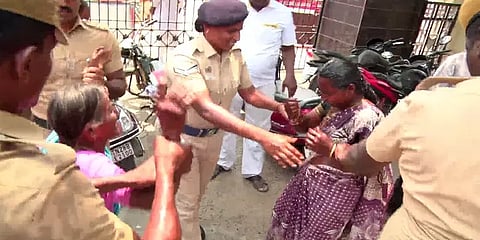 ஆட்சியர் அலுவலகத்தில் அடுத்தடுத்து இரு குடும்பத்தினர் தற்கொலை முயற்சி..!