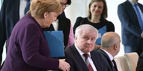 கொரோனா எதிரொலி: கைகுலுக்க மறுத்த அமைச்சரால் சிரிப்பலை!