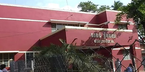 “இயற்கை உபாதைக்கு செல்ல வேண்டும்”- போலீசாரை ஏமாற்றி கைதி தப்பியோட்டம்