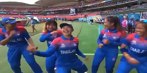 மைதானத்திற்கு வெளியே ஜாலியாக ஆட்டம் போட்ட தாய்லாந்து கிரிக்கெட் வீராங்கனைகள்..!