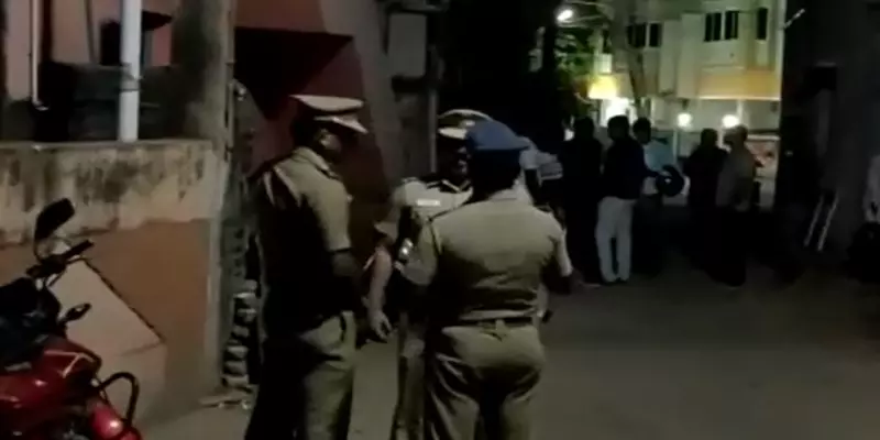 வழிப்போக்கருக்கு கத்திக்குத்து; ரோட்டில் நாட்டு வெடிகுண்டு - போதை ஆசாமிகளின் அராஜகம்