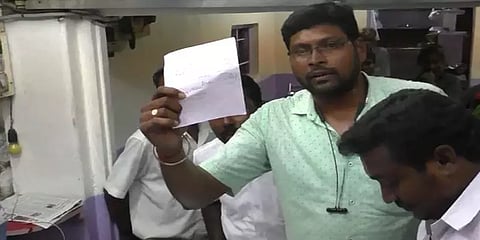 சிக்கன் கிரேவியில் கரப்பான் பூச்சி?: சுட்டிக் காட்டியவரை தாக்க முயன்ற ஓட்டல் உரிமையாளர்?