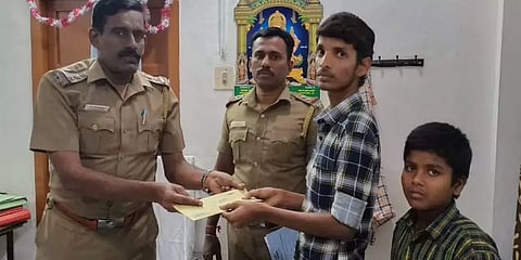 வறுமையால் தற்கொலைக்கு முயன்ற மாணவர் - சொந்த பணத்தை கொடுத்து உதவிய ஆய்வாளர்..!