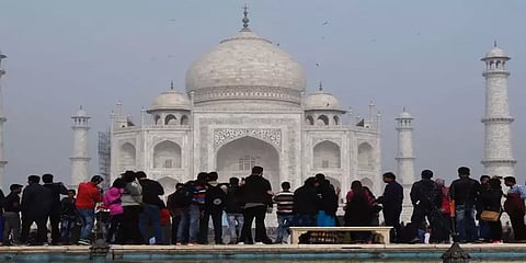 கொரோனா எதிரொலி : தாஜ்மஹாலுக்கு வரும் சுற்றுலா பயணிகளின் எண்ணிக்கை குறைவு?
