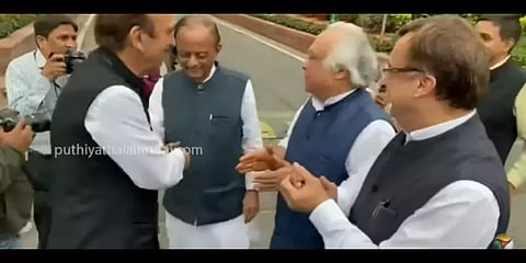 கொரோனா எதிரொலி: கை குலுக்குவதைத் தவிர்த்த காங். எம்பிக்கள்