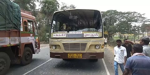 விபத்தில் தந்தை கண்முன்னே உயிரிழந்த பள்ளி மாணவன்: பொதுமக்கள் போராட்டம்