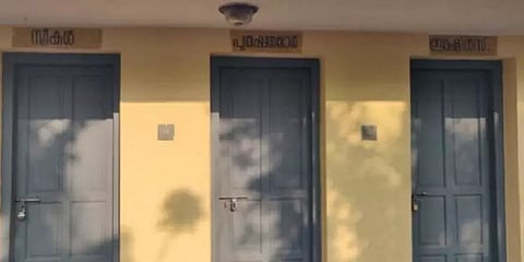 ‘பிராமணர்களுக்கு தனி டாய்லெட்’: வைரலான புகைப்படம்.. நீக்கப்பட்ட பலகை..!