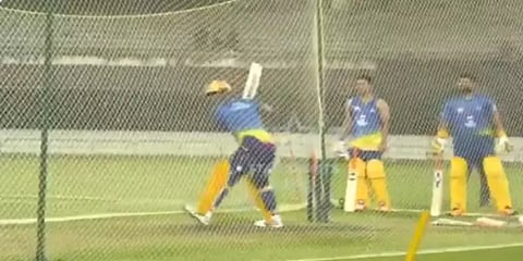 ‘5 பந்துகளில் 5 சிக்ஸர்கள்’ - பேட்டிங்கில் மிரட்டிய தோனி : வீடியோ..!