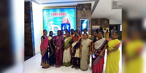 அலுவலக பெண் ஊழியர்களுடன் ‘திரௌபதி’ படத்தை பார்த்த கிரண் பேடி