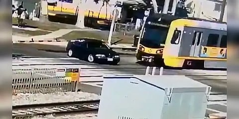 ரயிலில் மோதி கந்தலான பிஎம்டபுள்யூ கார் - சிறிய காயத்துடன் தப்பிய ஓட்டுநர்