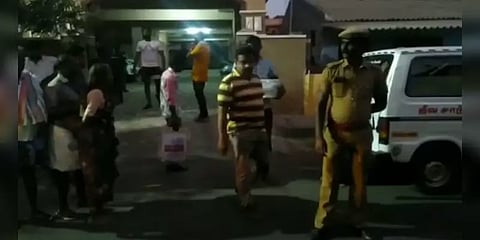 வீட்டில் அழுகிய நிலையில் சடலமாகக் கிடந்த இளைஞர் - கொலையா? தற்கொலையா?