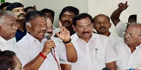 ஓபிஎஸ் உள்ளிட்ட 11 எம்.எல்.ஏக்களுக்கு சபாநாயகர் நோட்டீஸ்