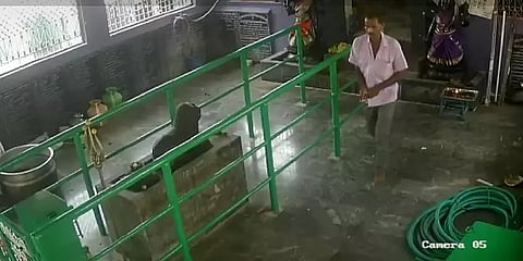 அம்மன் கோயில் நகைகள் திருட்டு - வழிபட வந்தபோது துணிகரம்