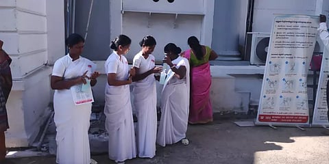 சட்டப்பேரவை வாயிலில் சானிடேஷன் செய்ய மருத்துவக்குழு