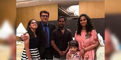 வைரலாகும் குடும்பத்தினருடன் அஜித் இருக்கும் புகைப்படம்..!