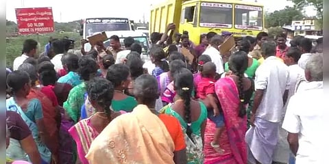 மாணவி தற்கொலை : பள்ளிக் கழிவறையை சுத்தம் செய்ய வைத்தது காரணமா?