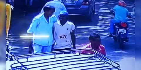 குடிபோதையில் தன்னை தானே கத்தியால் குத்திக் கொண்ட இளைஞர்..!