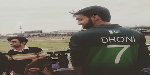 பாகிஸ்தான் அணி ஜெர்ஸியில் தோனியின் பெயர்... நெகிழவைத்த ரசிகர்..!